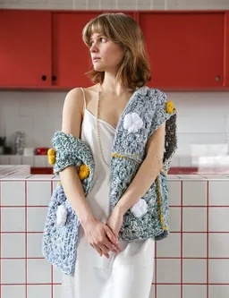 KnitToChange KnitToChange Handgehäkelte Weste mit 3D-Blumen aus recyceltem Garn – Produktbild 1 von 1