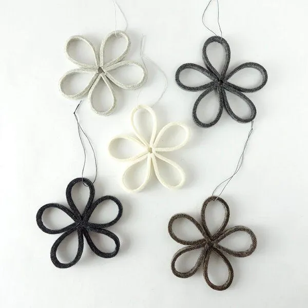 matilda k. manufaktur matilda k. manufaktur minimalistische zarte Filzblüten 'flora' – zeitlose Dekoration in vielen wunderschönen Farben, 5 naturtöne, – Produktbild 1 von 4