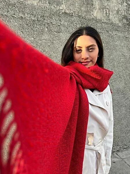 TINKU -Celebrating Bolivian Heritage TINKU -Celebrating Bolivian Heritage 100% Alpaka XL - Schal (WARA) aus Bolivien (Handgewebt), Rot, – Produktbild 3 von 4