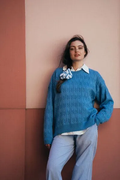 Kopyto Kopyto ORYX RWS – leichter Oversize-Pullover im Zopfmuster aus Merinowolle und Baumwolle, Blau, – Produktbild 1 von 4