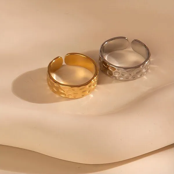 ELEKTROPULLI Größenverstellbarer Bold Hammered Dots Ring ca. Ø 17 - 19mm von Elektropulli, Silber, – Produktbild 1 von 4
