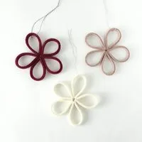 matilda k manufaktur matilda k. manufaktur minimalistische zarte Filzblüten 'flora' – zeitlose Dekoration in vielen wunderschönen Farben, Rot | rosé | wollweiss, – Produktbild 1 von 1