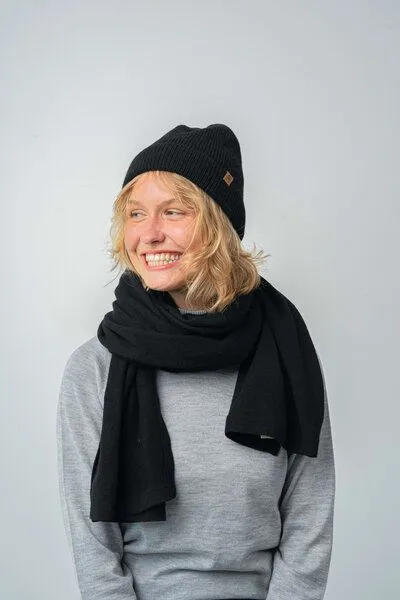Kopyto Kopyto MANUL - Großer Schal aus 100% Merinowolle RWS- zertifiziert Eco Feinstrick Plüsch, Schwarz, – Produktbild 2 von 7