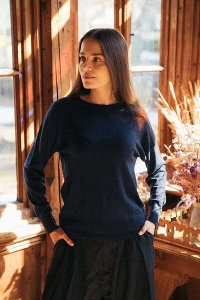 Kopyto Kopyto JENOT - Klassischer Damenpullover aus 100% Merinowolle, Dunkelblau, – Produktbild 1 von 4