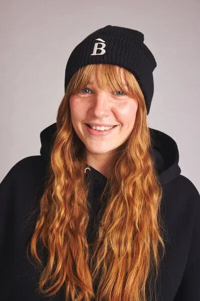 Baìge the Label Baìge the Label Beanie mit B-Stick, Schwarz, – Produktbild 2 von 4