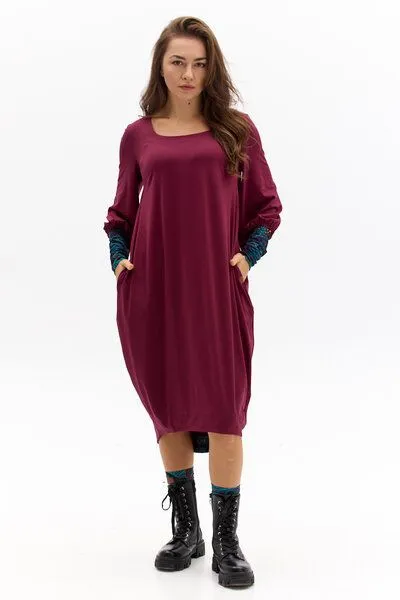 KOKOworld Kleid Morelia – Ballonkleid – Länge bis zum Knie/über das Knie – Aufgebauschte Ärmel – Carré-Ausschnitt – Farbenfroher einzigartiger Print von KOKOworld – Fair produziert in Polen, Wine amanay (weinrot), – Produktbild 4 von 4