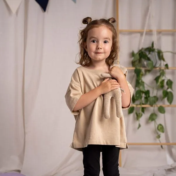 Vresh Clothing Vresh Clothing Mini Vlamingo - Oversized Kinder T-Shirt aus dicker Biobaumwolle, Beige, – Produktbild 3 von 4