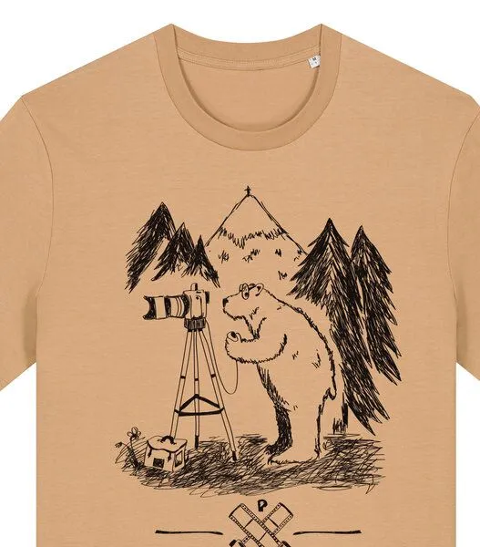 päfjes päfjes Foto T-Shirt | Fotokamera analogfotografie mit Bär - Unisex Männer Bio Siebdruck Shirt, Braun (latte), – Produktbild 2 von 3