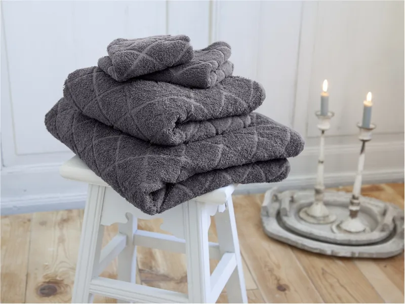 HANS NATUR Handtuch Bio-Baumwolle Frottee Raute dunkelgrau Maße 70 x 140 cm, Grau, – Produktbild 2 von 2