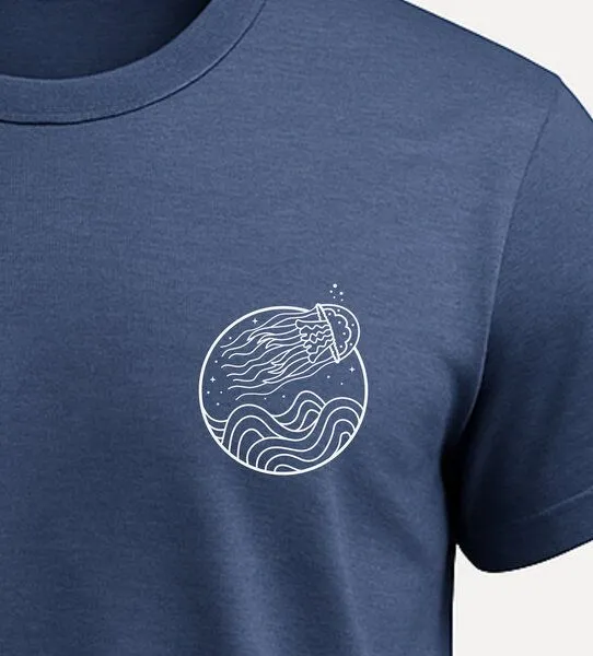 vis wear vis wear Qualle zwischen Ozean und Wellen - Unisex Organic T-Shirt, Navy, – Produktbild 2 von 4