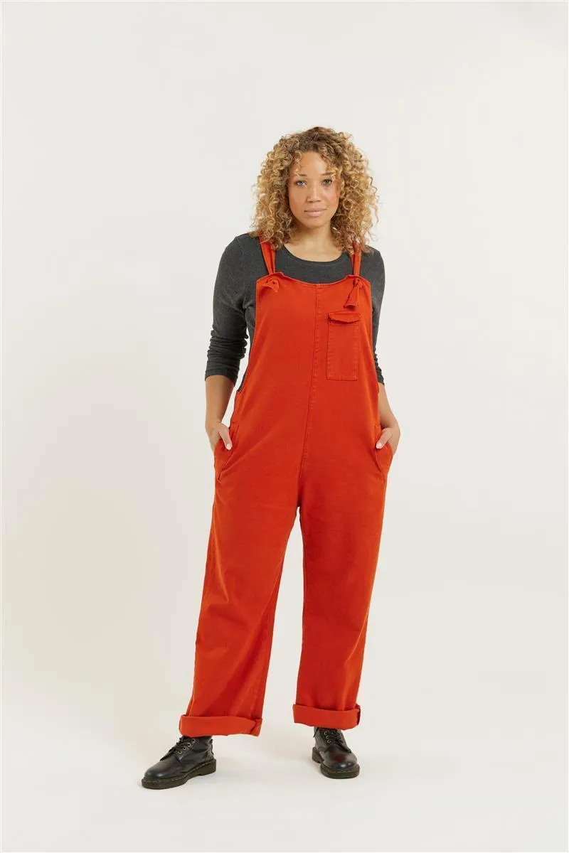 Flax and Loom Flax and Loom Tencel-Baumwoll Latzhose Relaxed Fit Modell: Lou Barker, Burnt orange, – Produktbild 1 von 4