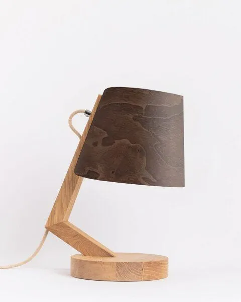 ALMUT von Wildheim ALMUT von Wildheim dimmbare Tischlampe aus Eiche mit Lampenschirm aus Naturmaterialien, Walnuss (braun), – Produktbild 1 von 4