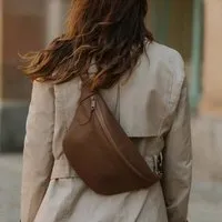 BOWLEANIES TASCHEN BOWLEANIES TASCHEN Große XXL Gürteltasche aus Lederfaserstoff, Chocolate mit silber, – Produktbild 1 von 1