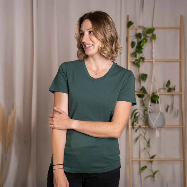 Vresh Clothing Vresh Clothing Vroni - V-Neck T-Shirt aus Biobaumwolle, Dunkelgrün, – Produktbild 1 von 4