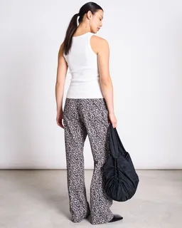 JAN N JUNE JAN 'N JUNE Damen vegan Hose Soby Leo Print – Produktbild 1 von 1
