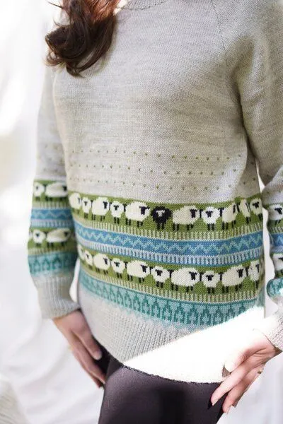 Haus of Namaste Haus of Namaste Fair-Isle-Pullover aus 100 % Lammwolle | Gemütliches nordisches Randmuster | Unisex-Pullover mit schwarzem Schaf | Fair und nachhaltig – Produktbild 2 von 4