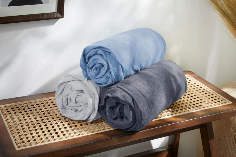 OTTO home Spannbettlaken VALJE in Melange-Optik, hochwertiger Baumwoll-Jersey 130g/m², Jersey, Gummizug: rundum, (1 Stück), Baumwolle, für Matratzen bis 25 cm Höhe, Bettlaken aus Melange-Garn, Grau, – Produktbild 3 von 7