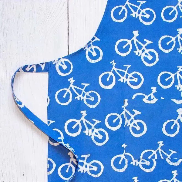 Global Mamas Global Mamas Küchen-Wendeschürze aus Biobaumwolle & Upcycling Mehlsack, Bikes (blau), – Produktbild 3 von 4