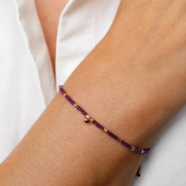 juni juni Lila Perlenarmband "Miss Purple" mit Goldkugel Anhänger aus recyceltem Gold – Produktbild 2 von 4