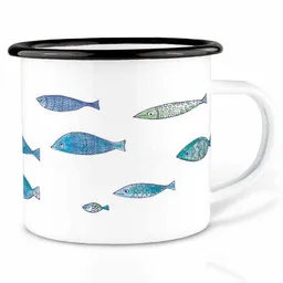LIGARTI Emailletasse »Fischschwarm« von LIGARTI | 300 oder 500 ml | handveredelt in Deutschland | Cup, Kaffeetasse, Emaillebecher, Camping Becher – Produktbild 1 von 1