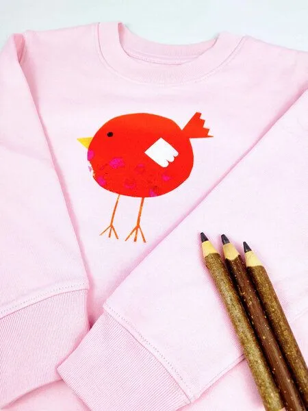 MelaDi Meladi Kinder Sweater aus Biobaumwolle - Roter Vogel auf Pink, Natural white, – Produktbild 2 von 7