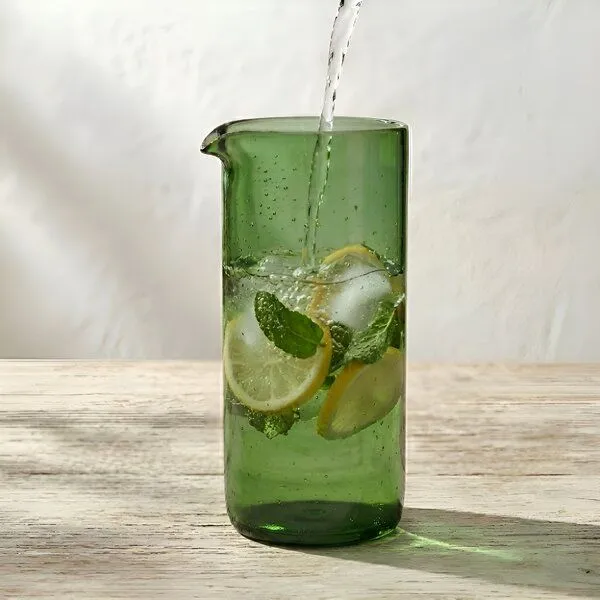 Upglassic Upglassic Upcycling-Karaffe | 750 ml | Handgefertigtes Glas-Unikat, Grün, – Produktbild 3 von 4