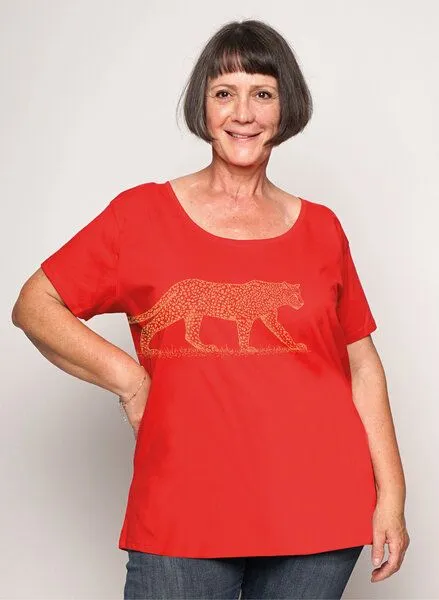Peaces.bio - handbedruckte Biomode Peaces.bio - handbedruckte Biomode Loosefit Shirt Damen Leopard, Rot, – Produktbild 2 von 2
