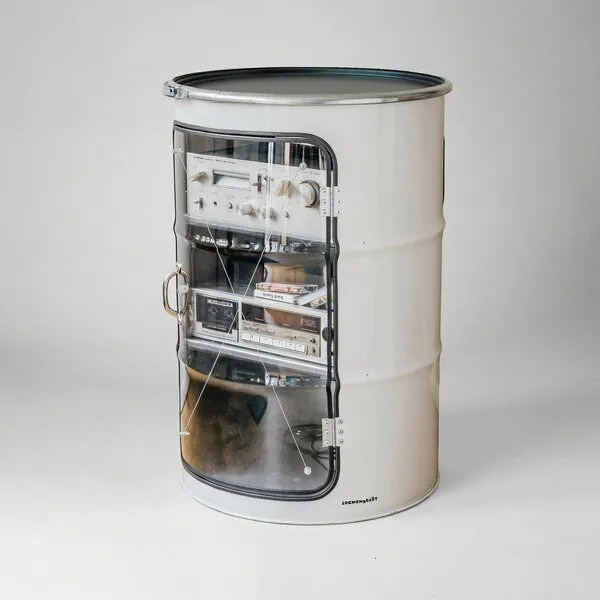 Lockengelöt Lockengelöt HiFi Vitrine aus einem Hamburger Ölfass, Weissschwarz, – Produktbild 3 von 3