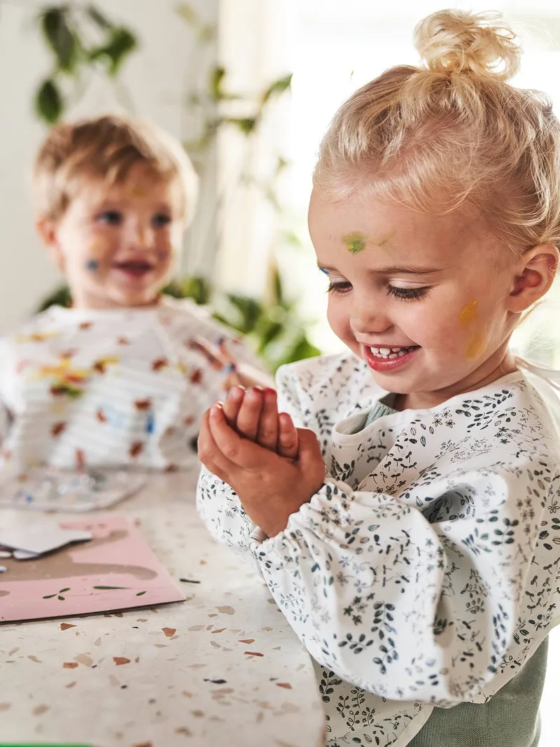 Vertbaudet Bedrucktes Baby Ärmellätzchen mit Auffangtasche, Weiß geblümt/flora, – Produktbild 3 von 4