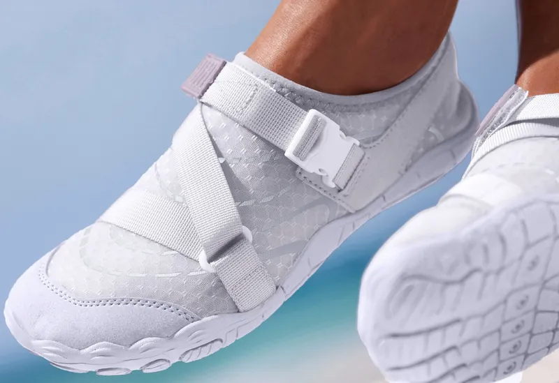 VENICE BEACH VENICE BEACH Badelatsche, Badeschuhe, Badeschlappe, Barfußschuh, leichter Slipper Aquaschuh Wasserschuh schnelltrocknend mit ultraleichter Sohle VEGAN, Lila, – Produktbild 1 von 5