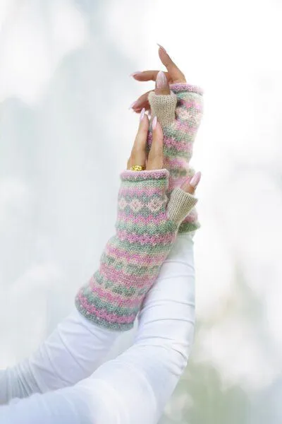 Haus of Namaste Haus of Namaste Handgefertigte Lammwollhandschuhe im Fair-Isle-Muster | Fingerwärmer aus 100 % Lammwolle in Rosa und Grün | Ethisch produzierte, mulesingfreie, fingerlose Lammwollhandschuhe – Produktbild 2 von 3