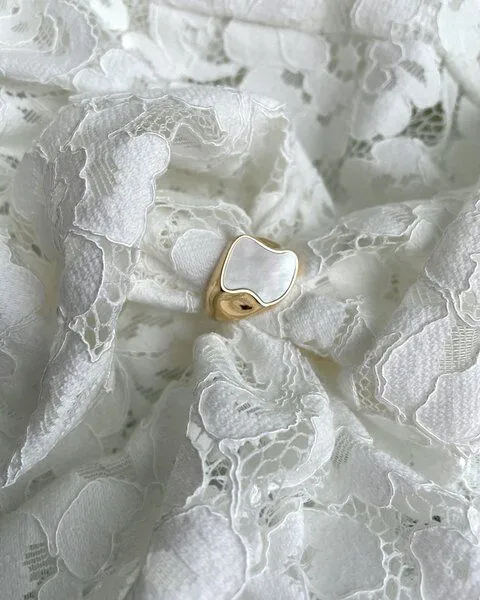 noemvri fashion label noemvri fashion label asymmetrischer Siegelring gold mit Perlmutteinlage – Produktbild 1 von 4
