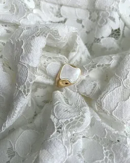 noemvri fashion label noemvri fashion label asymmetrischer Siegelring gold mit Perlmutteinlage – Produktbild 1 von 1