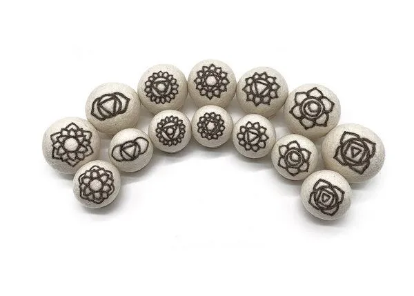 Wooliie Wooliie Handgefertigte Chakra-Bälle aus 100 % naturbelassener Schurwolle – 7 Designs – Produktbild 2 von 5