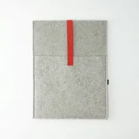 matilda k manufaktur matilda k. manufaktur Minimalistische Laptophülle aus Wollfilz 'max' mit Einsteckfach | für MacBook |Air| Pro 13|14|15|16 Zoll, Hellgrau-rot, – Produktbild 1 von 1