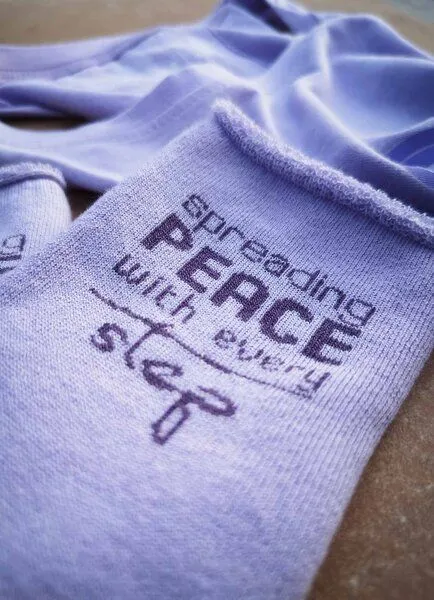 SPARKLES OF LIGHT SPARKLES OF LIGHT SPREADING PEACE Unisex Plüschsocken aus Biobaumwolle, Lila, – Produktbild 3 von 4