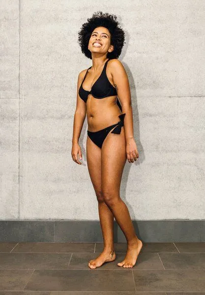 Lovjoi Lovjoi Bikini Slip HALESIA aus innovativem Bio-based Material, Black structure (schwarz), – Produktbild 4 von 4