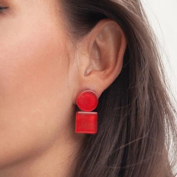 ALEXASCHA ALEXASCHA Geometrische Clip Ohrringe aus Glas | Bauhaus Design | 16 Farbkombinationen, Kirschrot, – Produktbild 3 von 4