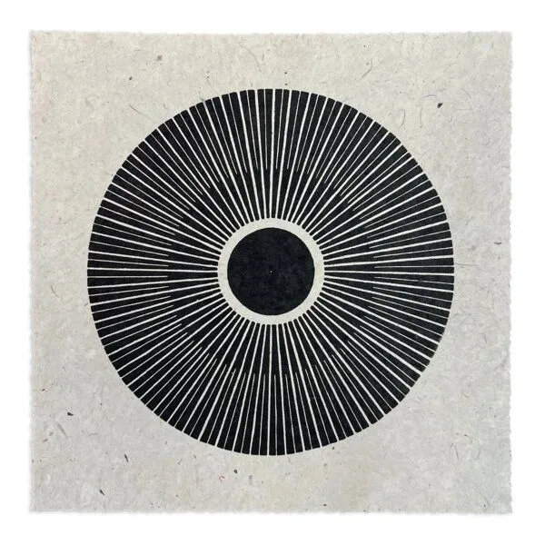 Veskor Cassiopeia Veskor Cassiopeia CENTRAL SUN Sonnen Linoldruck | 22 × 22 cm | Schwarz auf Naturweiß – Produktbild 1 von 4