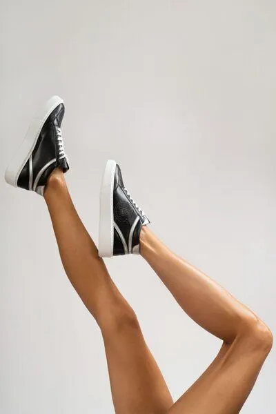 AGAZI AGAZI Blanka - grape leather sneakers (vegan, plant-based), Black, – Produktbild 2 von 4