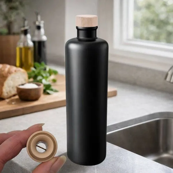 mikken mikken Ölflasche 500 ml aus Steinzeug – matt schwarz mit Ausgießer & Holzdeckel – Produktbild 2 von 4