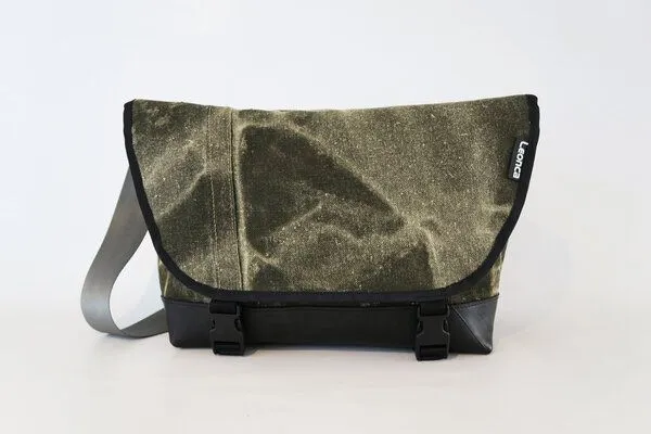 Leonca Leonca Messenger Bag Zeltleinen Oliv dunkel – Produktbild 2 von 4