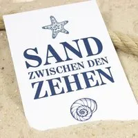 Bow & Hummingbird Bow & Hummingbird Postkarte "Sand zwischen den Zehen" – Produktbild 1 von 1