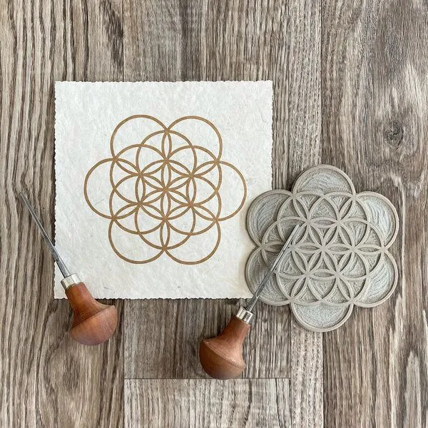 Veskor Cassiopeia Veskor Cassiopeia FLOWER OF LIFE Heilige Geometrie Linoldruck | 16 × 16 cm | Gold auf Naturweiß – Produktbild 3 von 4