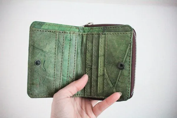 BY COPALA BY COPALA Nachhaltiges Portemonnaie aus recycelten Blättern in grün mit Zipper – Produktbild 5 von 6