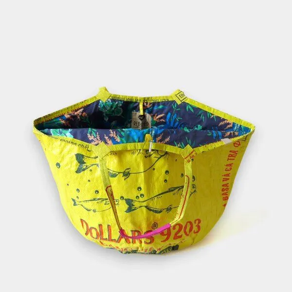 REFISHED fair fashion REFISHED fair fashion Tasche 'SOULMATE WATERPROOF' Limitierte Edition! - upcycelte Fischfuttersäcke, #fish gelb-dollar/#wp tropical, – Produktbild 3 von 4