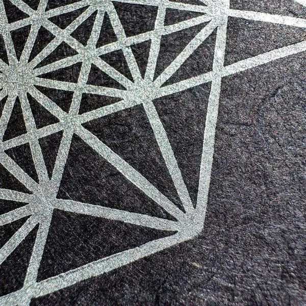 Veskor Cassiopeia Veskor Cassiopeia STERN TETRAEDER 512 Heilige Geometrie Linoldruck | 40 x 40 cm | Silber auf Schwarz – Produktbild 4 von 4