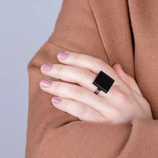 ALEXASCHA ALEXASCHA Geometrischer Statement Ring aus Glas PUREFORM, Onyxschwarz, – Produktbild 3 von 4