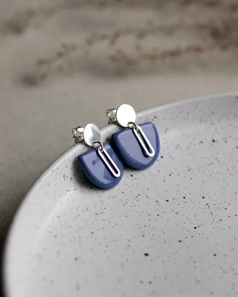lille mus lille mus Ohrstecker 'Halbkreis Oval' aus Porzellan und 925 Silber, Blau, – Produktbild 1 von 6