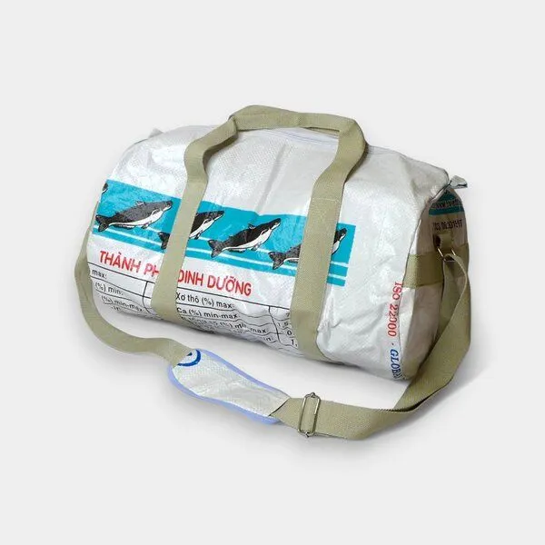 REFISHED fair fashion REFISHED fair fashion Tasche 'SPORTY BAG' - upcycelte Fischfuttersäcke, #fish weiß, – Produktbild 3 von 7